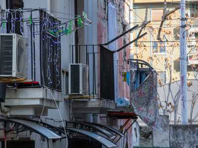 ... mentre altri panni sono stati messi ad asciugare sui risicati balconcini. Qualcuno ha anche appeso delle luci di Natale per dare un tocco di colore a questo buio e soffocante angolo
